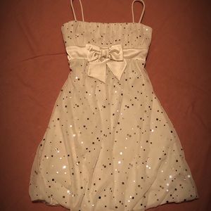 🎁✈️😊Shimmering Silver & White, Juniors Dress, by Deb